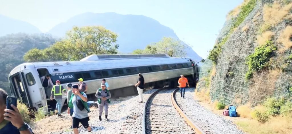 [ad_1] Un tren cu peste 240 de pasageri şi nouă angajaţi ai companiei feroviare s-a ciocnit şi a ieşit de pe şine duminică, în statul Oaxaca, situat în sudul Mexicului, au informat autoritățile navale mexicane