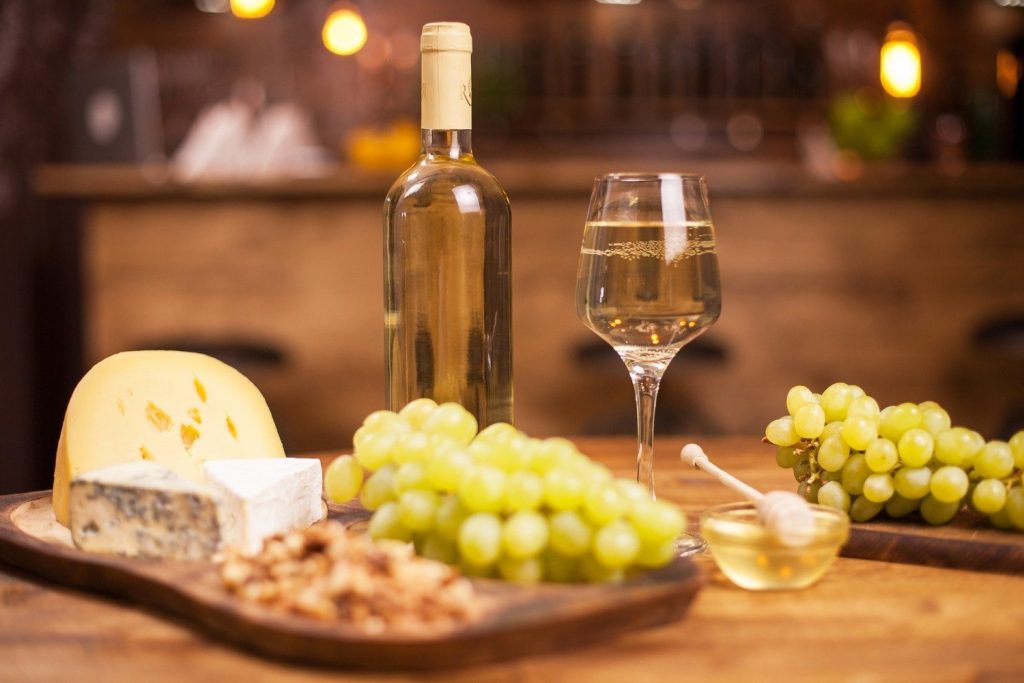 Preparare simplă și gust autofăcut: combinația perfectă de vin și brânzeturi pentru serile de iarnă / Patru idei de gustări ideale pentru o seară liniștită lângă șemineu, acompaniată de un pahar de vin și o gustare rapidă