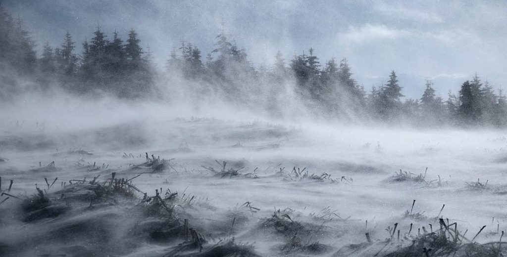 Viscol puternic în Munţii Apuseni: Cod roșu de avertizare meteo pentru zona de munte a județului Alba Vântul devastator și ninsorile abundente au pus din nou sub semnul întrebării siguranța locuitorilor și a turiștilor din zonele montane ale județului Alba