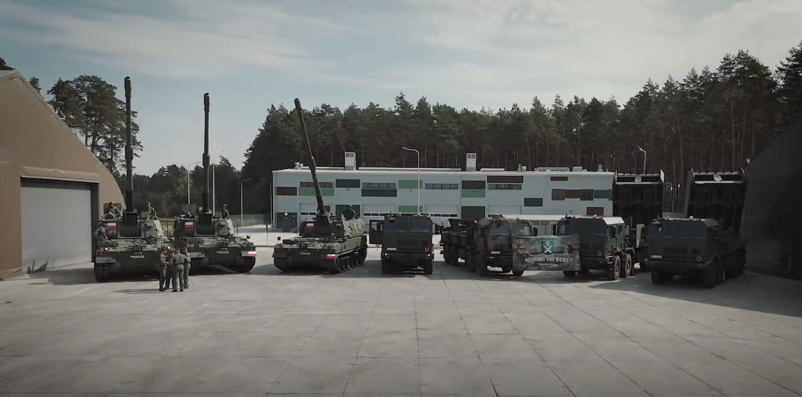 Polonia investește masiv în propria capacitate de apărare, semnând un contract de aproximativ 14 miliarde de zloți (3,3 miliarde de euro) pentru dezvoltarea și producția internă a rachetelor ghidate cu precizie, destinat programului său de lansatoare multiple de rachete Homar-K