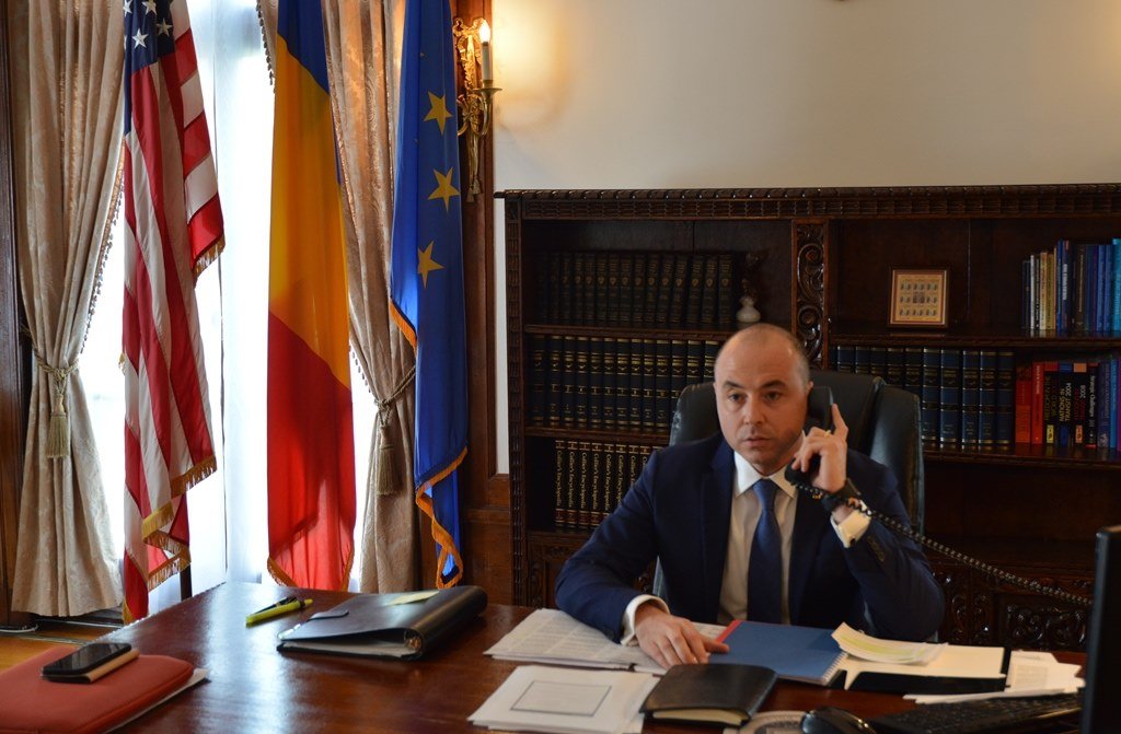 Reacție controversată a ambasadorului României în SUA la agravarea tensiunilor din Venezuela Ambasadorul României în Statele Unite, Andrei Muraru, a atras atenția publicului printr-o poziție afirmativă față de intervenția militară a Washington-ului în Venezuela, o mișcare a cărei complexitate și implicații geopolitice sunt încă în discuție