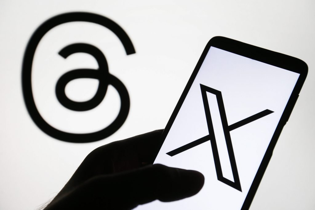 Threads depășește X pe mobil, dar rămâne în urmă pe web – evoluție semnificativă pentru Meta Câștigător neașteptat sau simplă consecință a strategiilor de marketing? În doar câteva luni de la lansare, platforma Threads, dezvoltată de Meta, reușește să atingă un număr impresionant de utilizatori activi zilnic pe dispozitive mobile, depășind pentru moment X, competitorul cu rădăcini în fostul Twitter