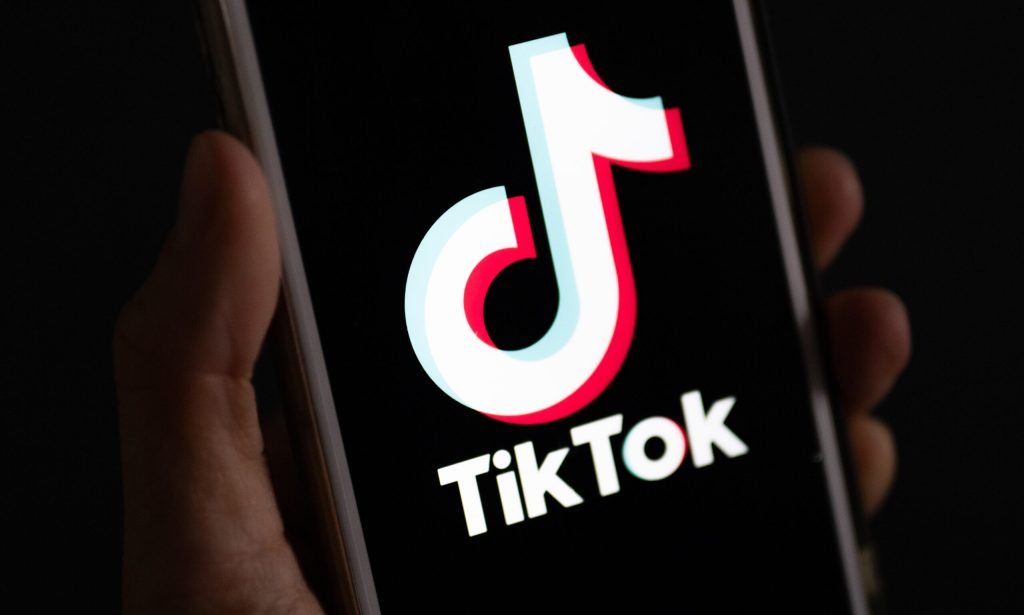 TikTok introduce un sistem de detectare a vârstei în Europa, într-un efort clar de a combate utilizarea platformei de către copii sub 13 ani Într-o mișcare menită să răspundă presiunilor din ce în ce mai crescânde ale autorităților de reglementare, TikTok va începe să lanseze în Europa o tehnologie inovatoare de identificare a vârstei utilizatorilor în următoarele săptămâni