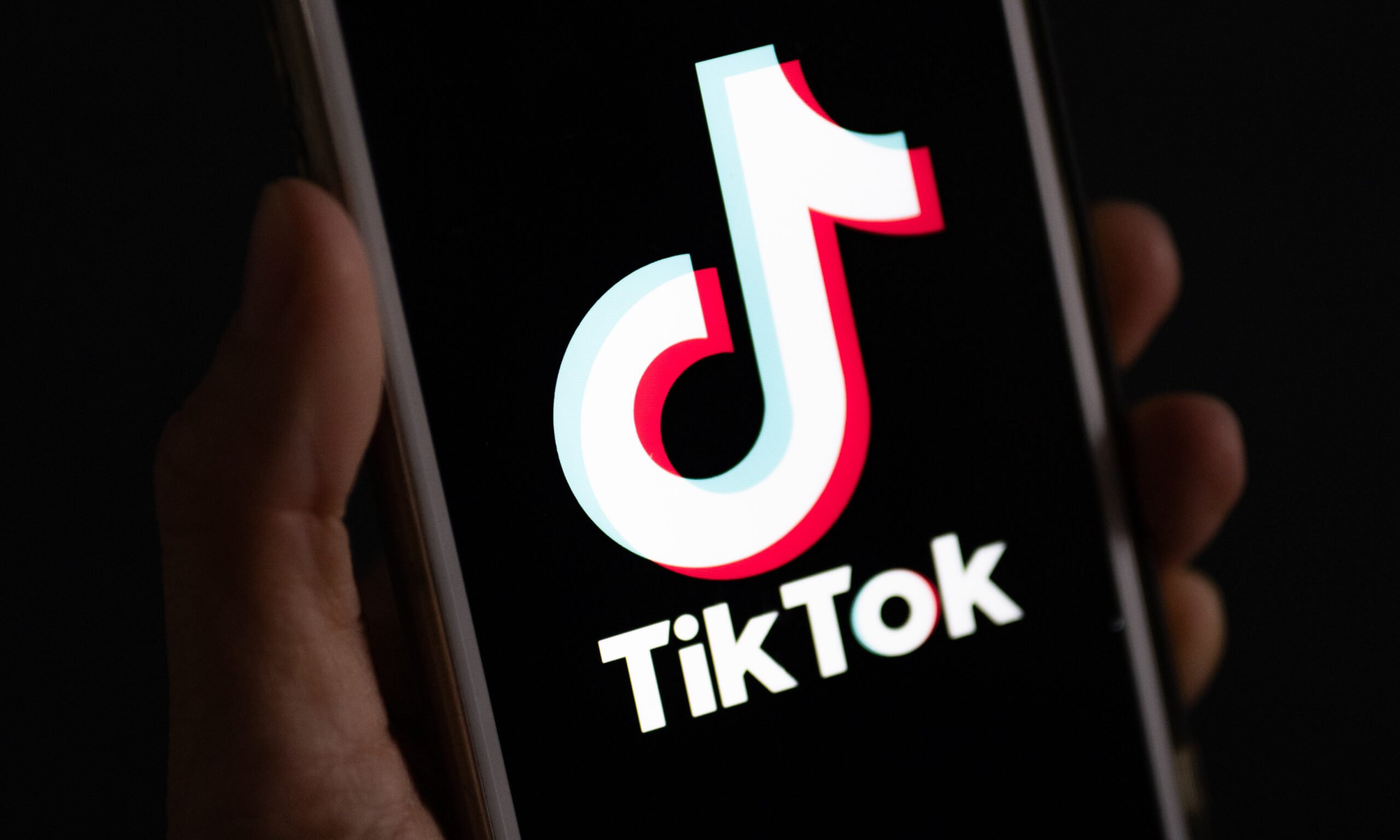 TikTok introduce un sistem de detectare a vârstei în Europa, într-un efort clar de a combate utilizarea platformei de către copii sub 13 ani Într-o mișcare menită să răspundă presiunilor din ce în ce mai crescânde ale autorităților de reglementare, TikTok va începe să lanseze în Europa o tehnologie inovatoare de identificare a vârstei utilizatorilor în următoarele săptămâni