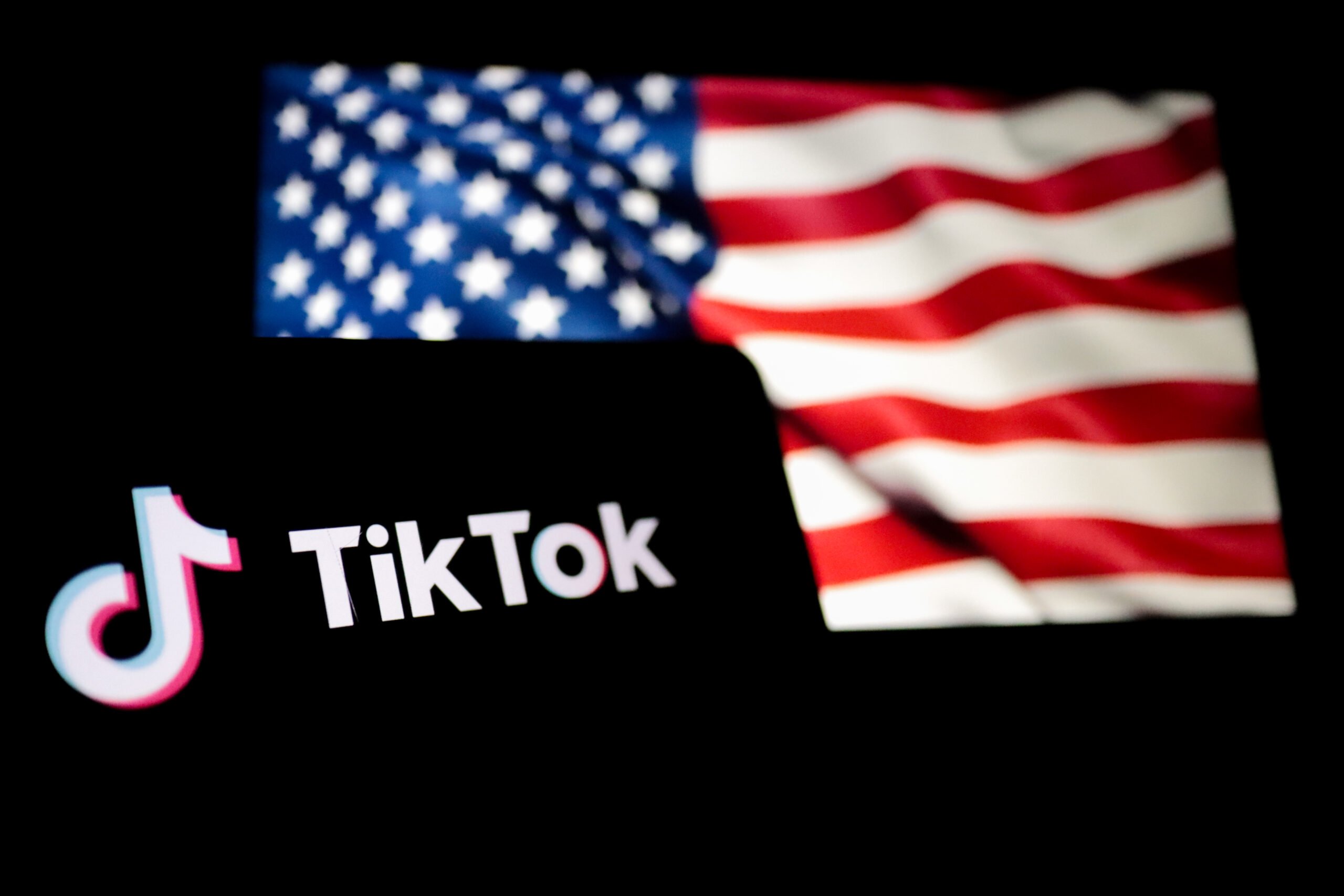 TikTok revine în atenția publicului din SUA după acordul între companii și investitori majori După luni întregi de incertitudine și tensiuni politice, populara platformă de socializare video TikTok pare să fi redobândit o anumită stabilitate în Statele Unite, odată cu semnarea unui acord cu un consorțiu de investitori și companii internaționale, pentru crearea unei noi entități deținută parțial de aceștia
