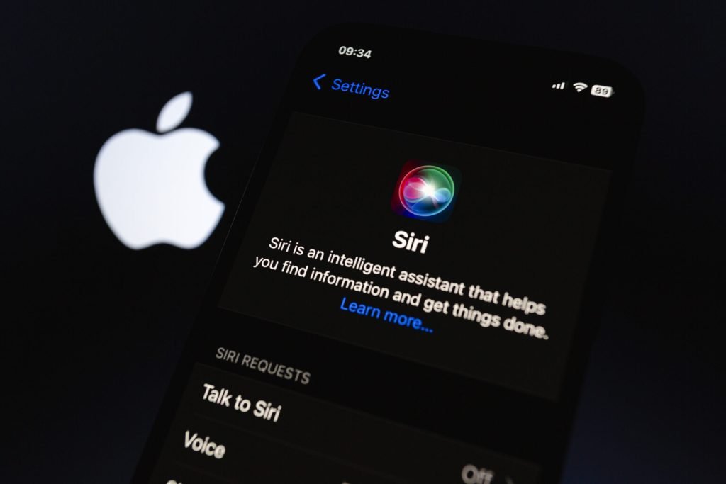 Apple plănuiește să transforme Siri într-un asistent digital capabil să concureze cu cele mai avansate chatboturi AI, precum ChatGPT, în măsura în care compania se pregătește pentru lansarea unei versiuni revizuite în cadrul celei de-a 37-a ediții a Conferinței Mondiale pentru Dezvoltatori (WWDC) din iunie