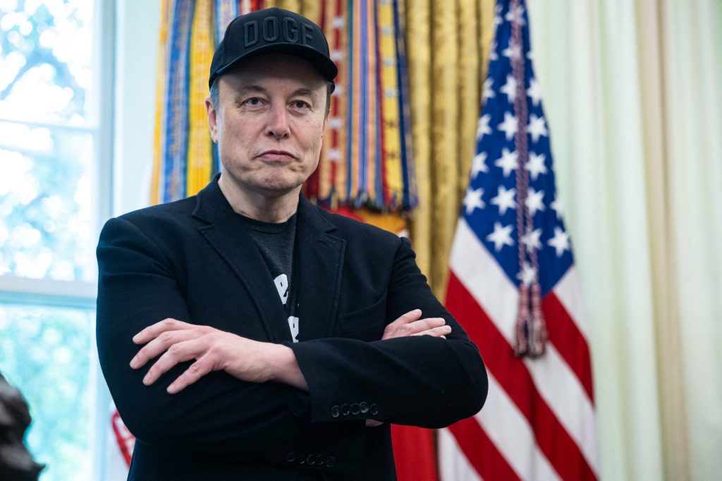 Elon Musk avertizează asupra riscurilor utilizării necontrolate a inteligenței artificiale, tracând o linie clară între responsabilitatea utilizatorilor și potențialele consecințe legale, în contextul recentelor incidente generate de platforma X
