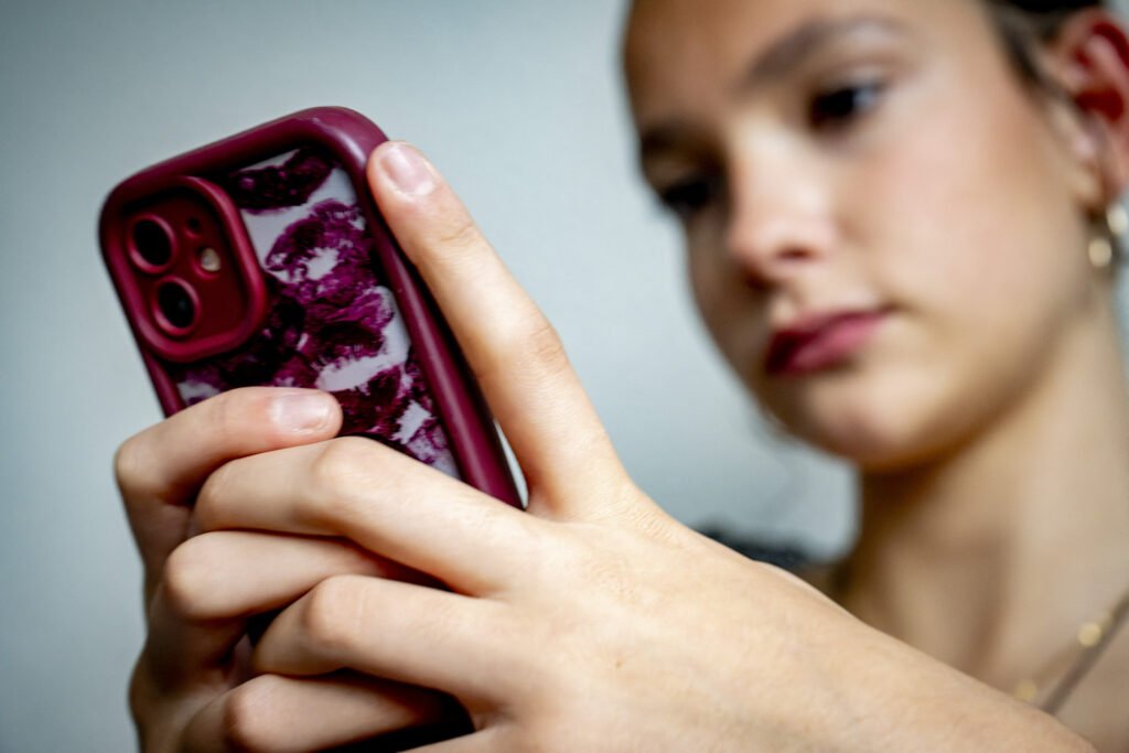 Marea Britanie analizează interzicerea rețelelor sociale pentru minorii sub 16 ani, inspirată de Australia Guvernul Marii Britanii este în plină evaluare a unei măsuri radicale: interzicerea accesului rețelelor sociale pentru copii sub vârsta de 16 ani