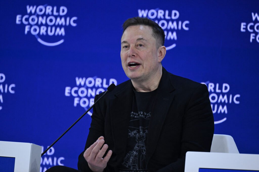 Elon Musk, în centrul atenției la forumul de la Davos, a lansat o serie de previziuni spectaculoase despre viitorul inteligenței artificiale și al roboticii, subliniind impactul profund pe care aceste tehnologii urmează să îl aibă asupra societății globale