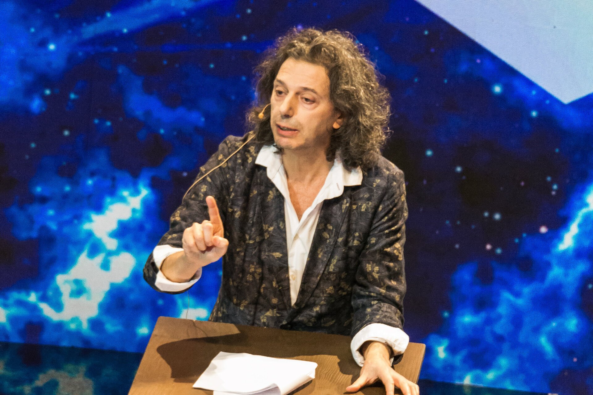 Filosoful francez Eric Sadin a lansat un avertisment puternic despre pericolele inteligenței artificiale, solicitând o luptă civilizatorică pentru păstrarea valorilor umane în fața avansului tehnologic