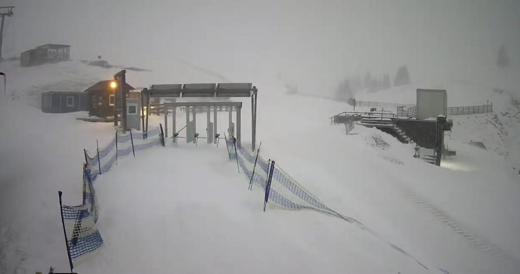 Severitatea vremii a continuat să pună în dificultate funcționarea instalațiilor din stațiunea Sinaia, unde condițiile meteorologice extreme au dus la restricții și perturbări semnificative în transportul pe cablu