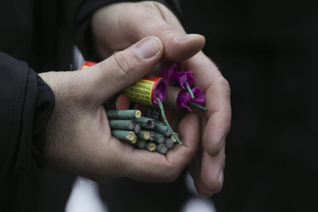 Tânăr român de 17 ani, grav rănit în Italia după explozia unei petarde în noaptea de Revelion Un adolescent român de 17 ani a ajuns în stare critică, după ce o petardă a explodat aproape de el în noaptea de Revelion, în Italia