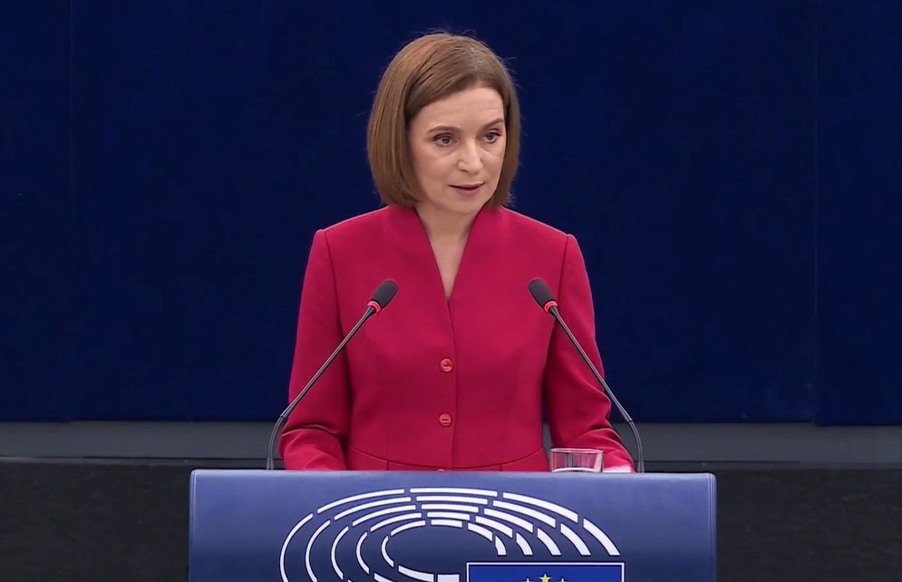 Maia Sandu își reafirmă angajamentul pentru securitatea Republicii Moldova în contextul războiului din Ucraina și al instabilității regionale Într-un moment în care lumea asistă la o reconfigurare a ordinii mondiale, Republica Moldova își întărește poziția ca stat vulnerabil, dar hotărât, în fața provocărilor generate de conflictele regionale și de influența rusească