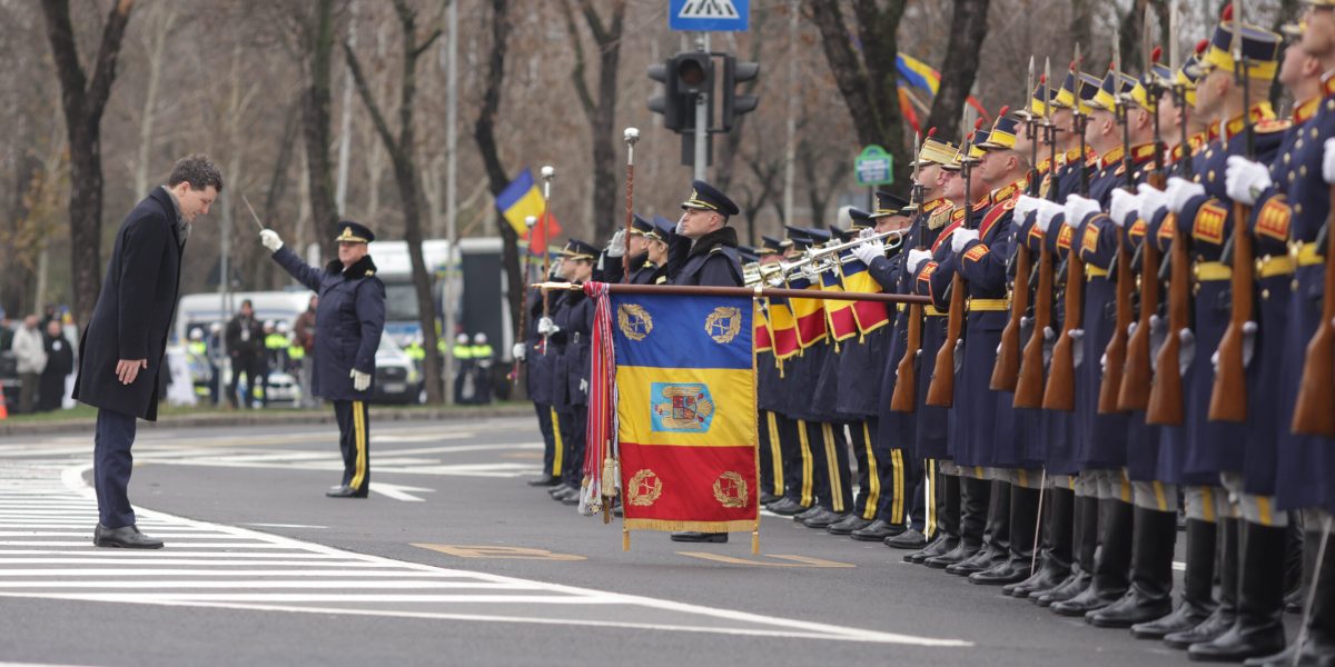 Nicusor-Dan-militari-soldati-scaled.jpg - JurnalDirect