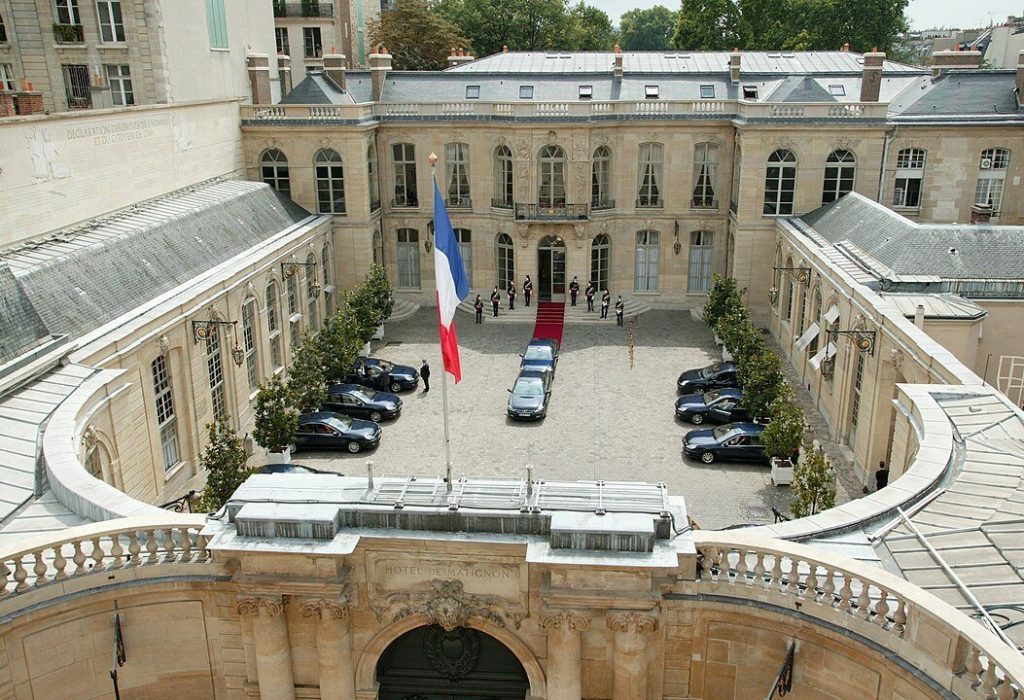 Guvernul francez a decis să renunțe la privilegii pentru foștii premieri și miniștri de interne, o măsură apărută din necesitatea de a restrânge cheltuielile publice și de a demonstra un angajament mai clar față de responsabilitatea fiscală