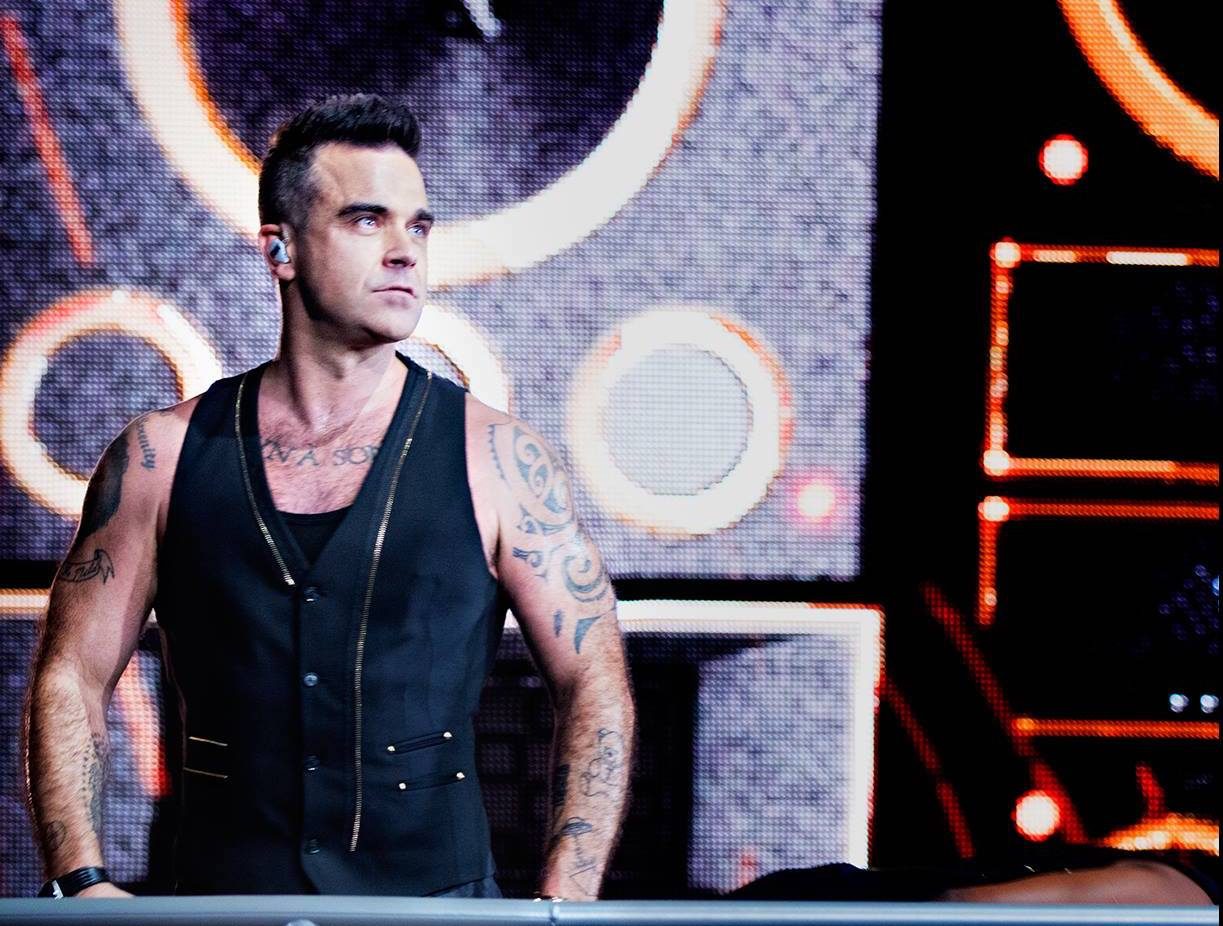 Robbie Williams depășește legenda Beatles și atinge un record în topurile britanice Cântărețul britanic Robbie Williams a reușit o realizare without precedent în istoria muzicală a Regatului Unit, devenind artistul cu cele mai multe albume ce au urcat pe primul loc în topurile de specialitate