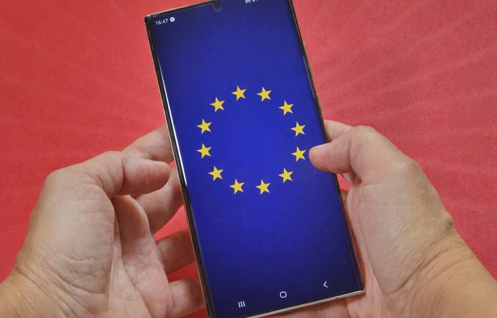 Regulamentul UE privind ecodesign pentru smartphone-uri: o portiță neașteptată pentru producători de a limita actualizările sistemului de operare Un nou regulament european vizând sustenabilitatea și reducerea deșeurilor electronice a stârnit recent controverse