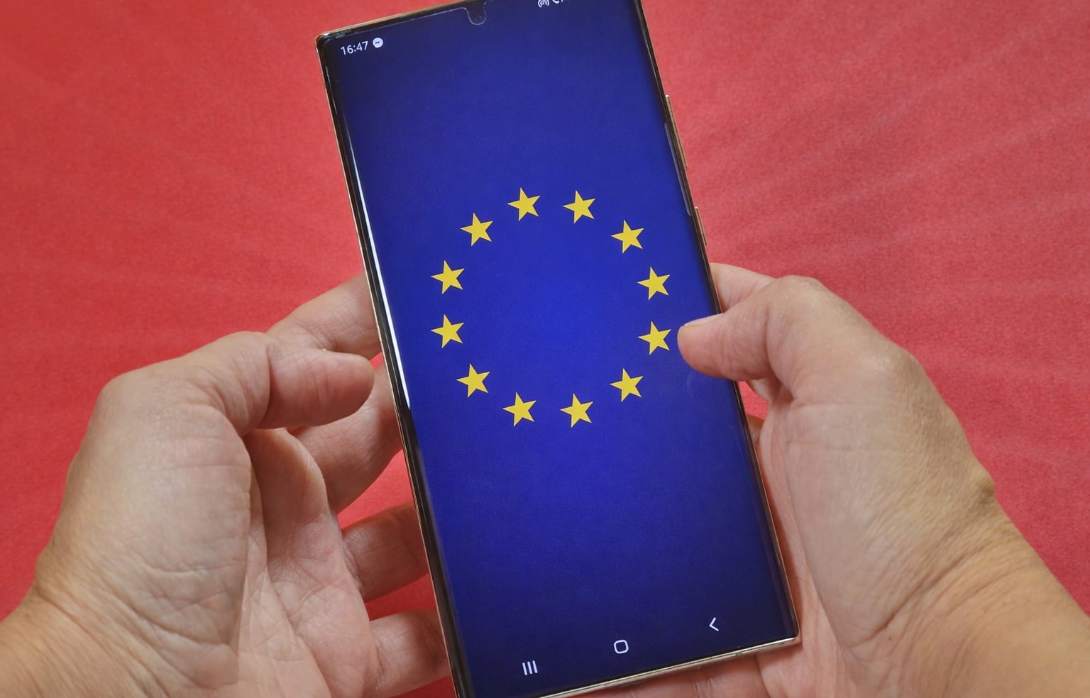 Regulamentul UE privind ecodesign pentru smartphone-uri: o portiță neașteptată pentru producători de a limita actualizările sistemului de operare Un nou regulament european vizând sustenabilitatea și reducerea deșeurilor electronice a stârnit recent controverse