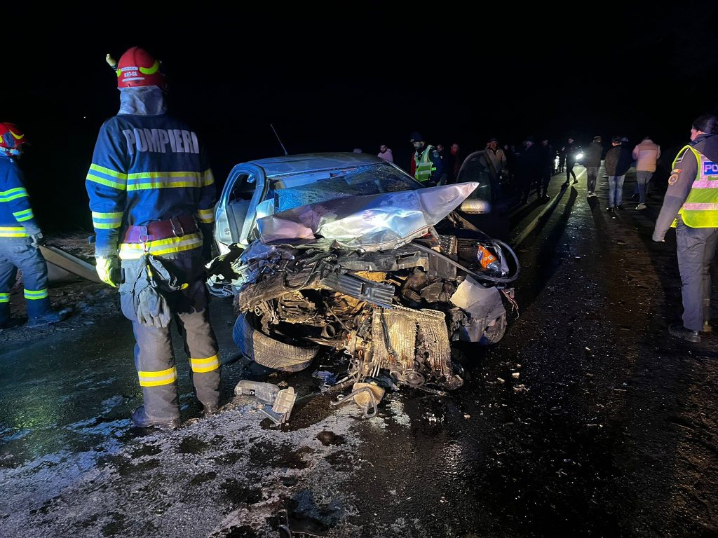 Un accident grav a zguduit duminică dimineața zona dintre localitățile Dobârca și Poiana Sibiului, pe DN 106, situație în care multiple echipaje de intervenție au fost mobilizate prompt