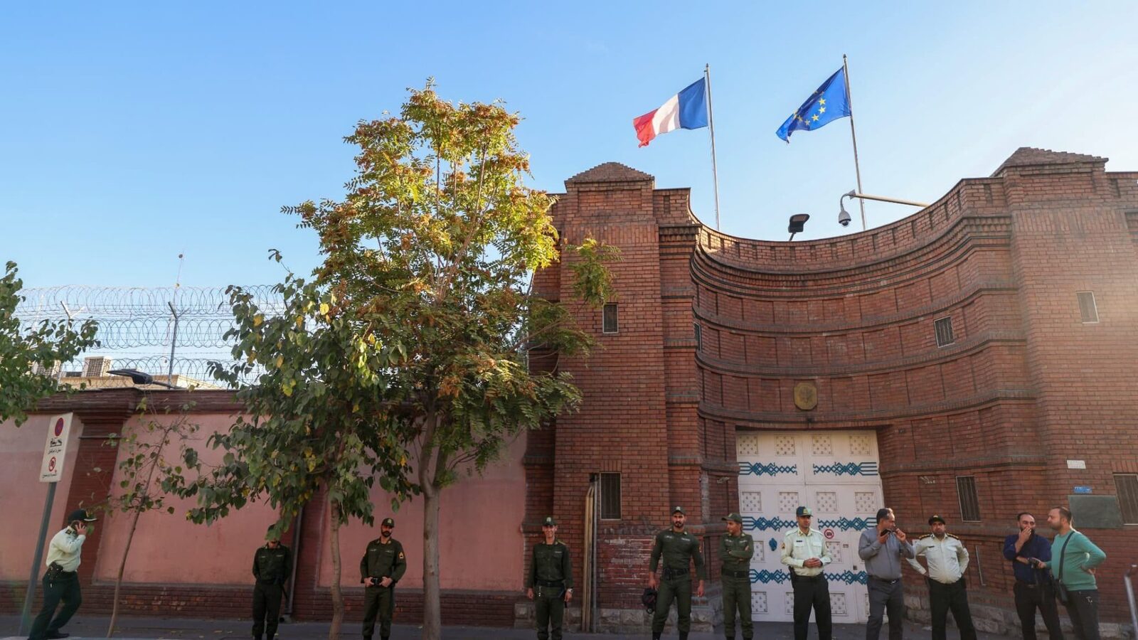 Personalul diplomatic al Ambasadei Franței la Teheran a început să părăsească teritoriul Iranului, în contextul tulburărilor sociale și politice care agită această țară de mai multe săptămâni
