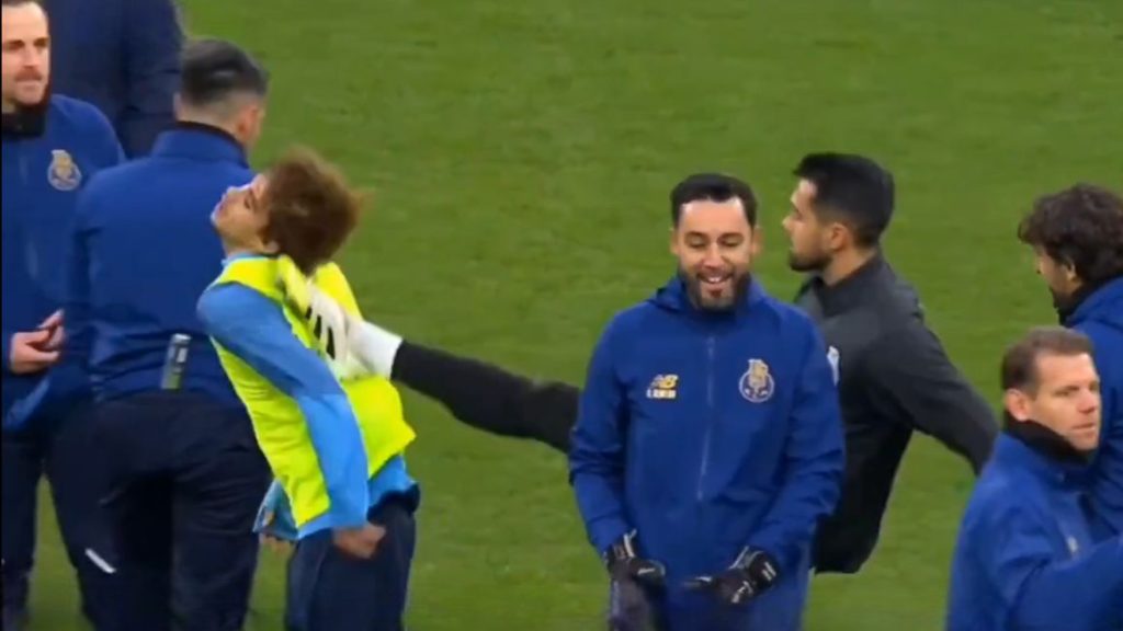 Un incident neașteptat la antrenamentul unei echipe europene de top Un moment incredibil a avut loc recent la antrenamentul uneia dintre cele mai prestigioase echipe din Europa, lăsând atât jucătorii, cât și antrenorii fără cuvinte