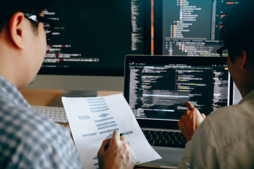 Inteligența artificială transformă radical modul în care muncim, iar impactul acesteia asupra forței de muncă devine tot mai clar pe măsură ce companiile de top din domeniu își analizează propriile echipe