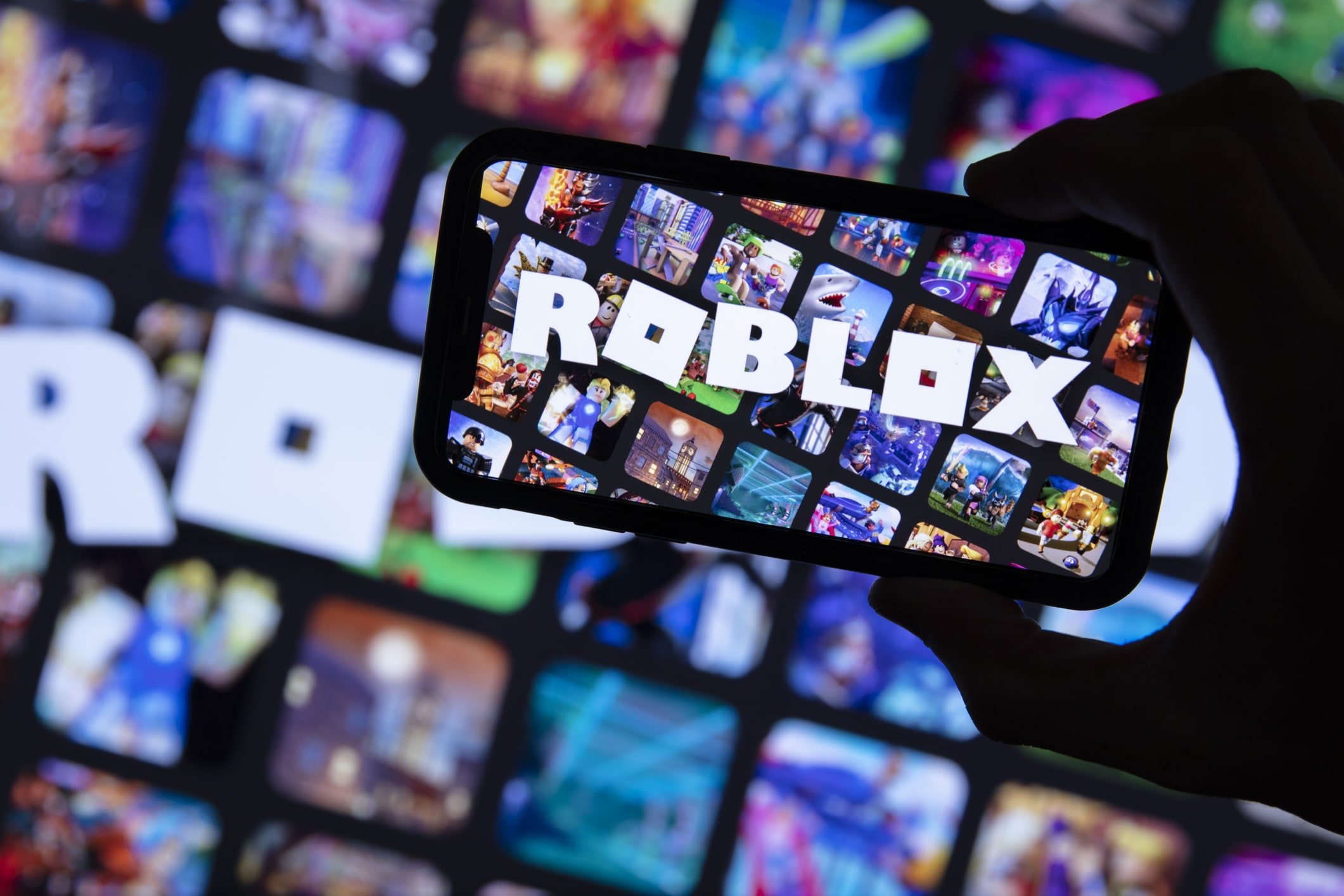 Roblox implementează verificarea obligatorie a vârstei la nivel global pentru funcțiile de chat, ca răspuns la presiunile legale și preocupările privind siguranța minorilor Platforma Roblox, una dintre cele mai populare și răspândite platforme de gaming online pentru tineri, a anunțat extinderea procesului de verificare a vârstei