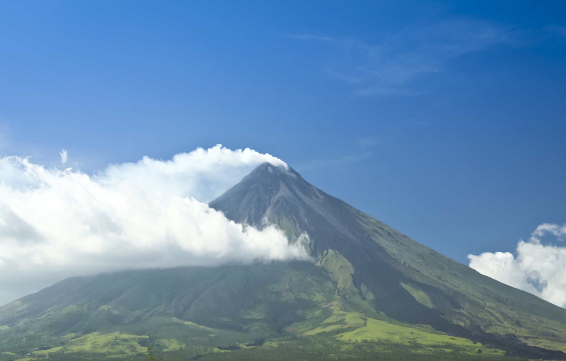Autoritățile din Filipine au emis, marți, un nou nivel de alertă pentru vulcanul Mayon, situat în provincia centrală Albay, semnalând o creștere a riscului de eruptie în zilele sau săptămânile următoare