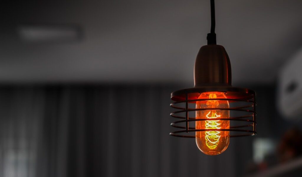 economie-curent-electric-facturi-energie-electrica-bec.jpg - JurnalDirect