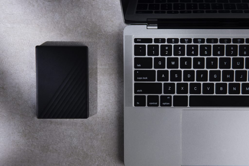 Un român inovator reușește să elimine complet dependența casei sale de rețeaua electrică, folosind baterii reciclate și energie solară