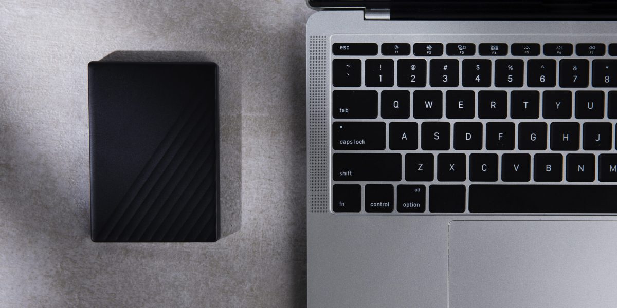 flat-lay-storage-device-laptop-assortment-scaled.jpg - JurnalDirect