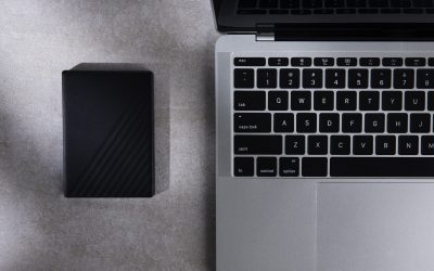 flat-lay-storage-device-laptop-assortment-scaled.jpg - JurnalDirect