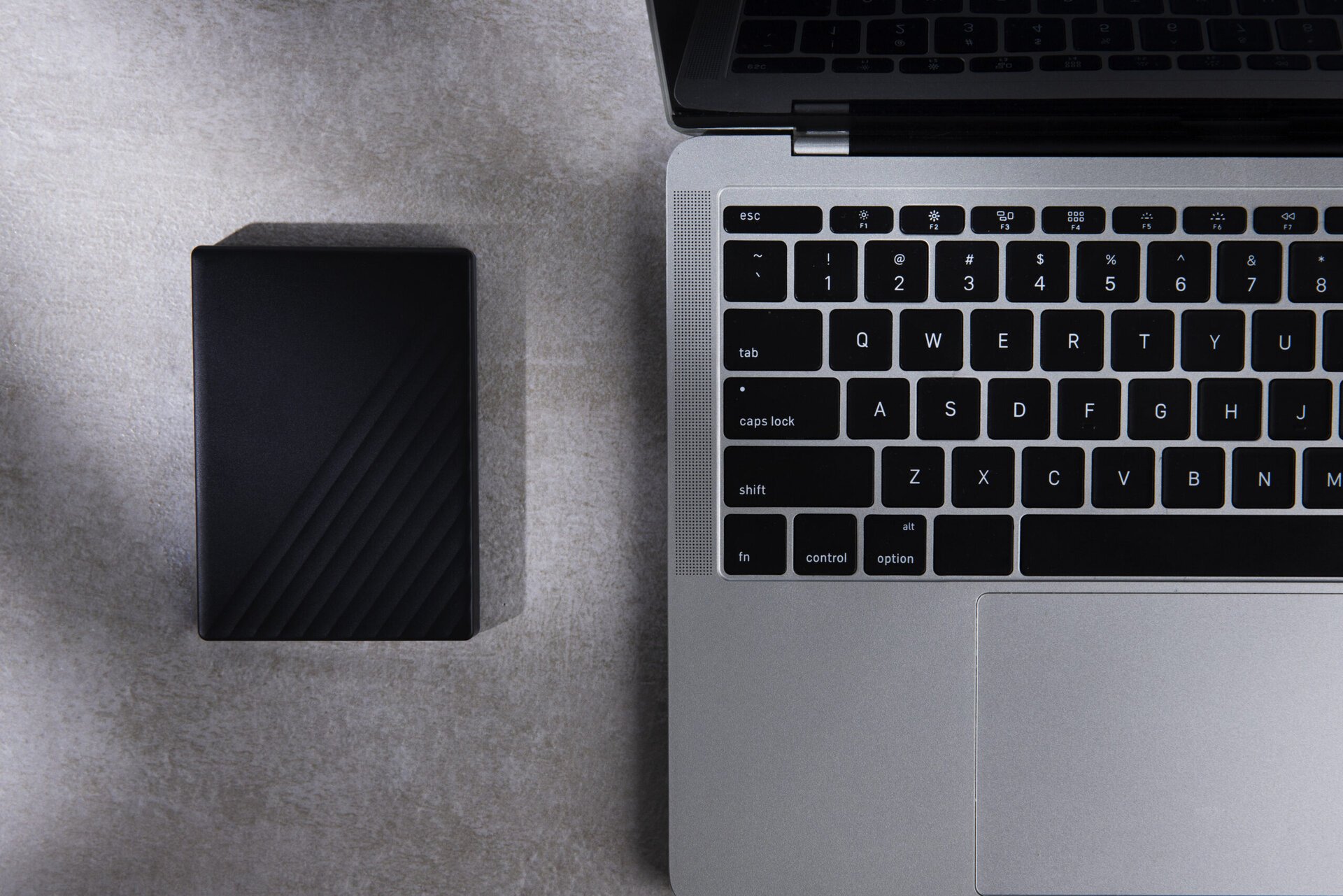 Un român inovator reușește să elimine complet dependența casei sale de rețeaua electrică, folosind baterii reciclate și energie solară