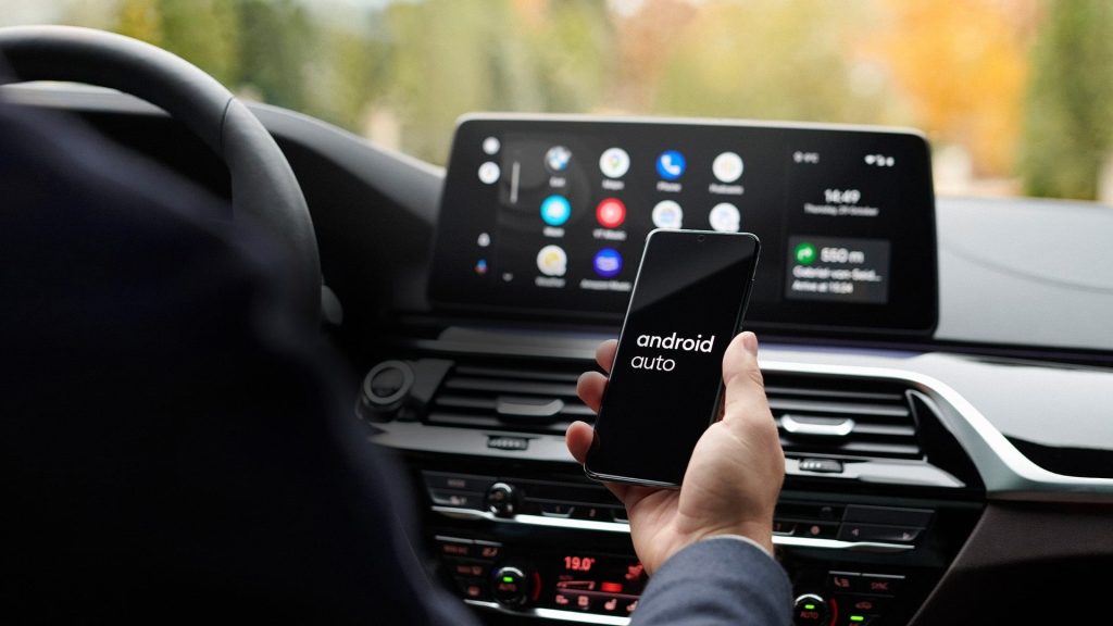 Android Auto, cunoscut pentru o interfață minimalistă ce include navigație, muzică, apeluri și mesaje, ascunde însă o funcție puțin vizibilă, dar extrem de utilă pentru șoferi: scurtătura personalizată pentru asistent, o facilitate care poate face diferența în timpul condusului