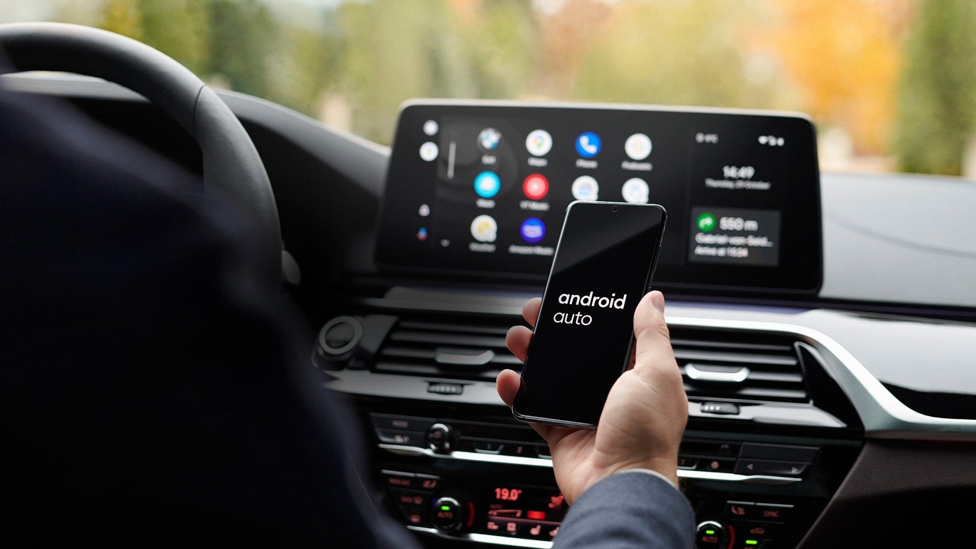 Android Auto, cunoscut pentru o interfață minimalistă ce include navigație, muzică, apeluri și mesaje, ascunde însă o funcție puțin vizibilă, dar extrem de utilă pentru șoferi: scurtătura personalizată pentru asistent, o facilitate care poate face diferența în timpul condusului