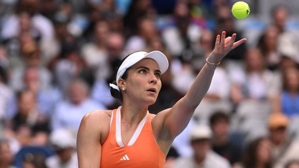 Gabriela Ruse înfruntă talentul Mirrei Andreeva la Australian Open Gabriela Ruse, tânăra jucătoare de tenis din România, se pregătește să întâlnească pe terenul de la Australian Open una dintre cele mai promițătoare talente ale circuitului WTA, Mirra Andreeva