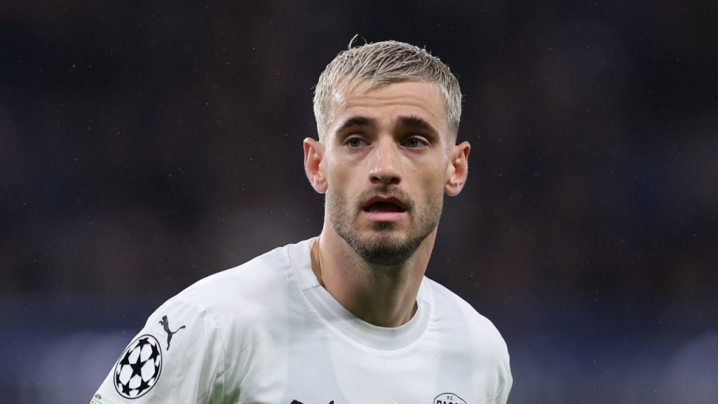 Vlad Dragomir, starul meciului în victoria clară a Pafos O seară memorabilă pe terenul din Cipru Pafos a obținut o victorie concludentă, impunându-se cu 4-1 în fața celor de la Slavia Praga, iar mijlocașul român Vlad Dragomir a fost, fără îndoială, jucătorul de bază al întâlnirii