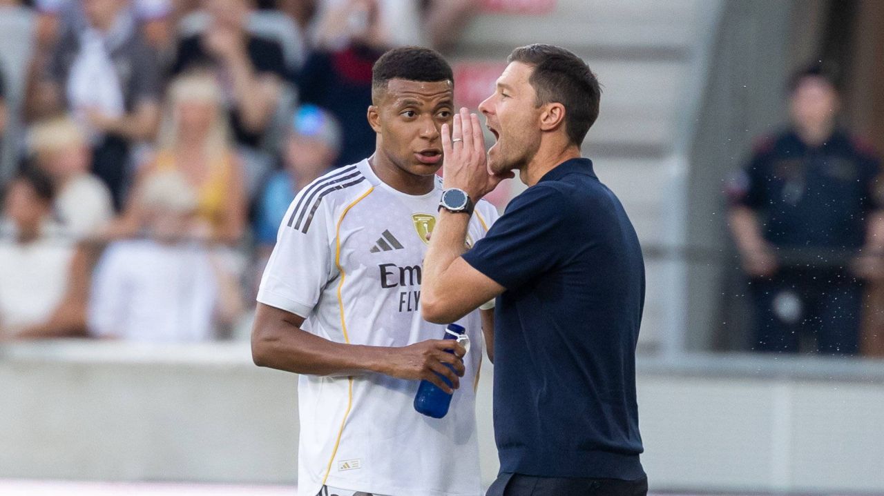 Real Madrid în criză: plecarea lui Xabi Alonso după înfrângerea în Supercupa Spaniei La doar câteva ore după ce Real Madrid a suferit o înfrângere dureroasă în fața rivalilor de la Barcelona, cu 3-2 în finala Supercupei Spaniei, clubul de pe Santiago Bernabeu a anunțat o decizie radicală: plecarea antrenorului Xabi Alonso