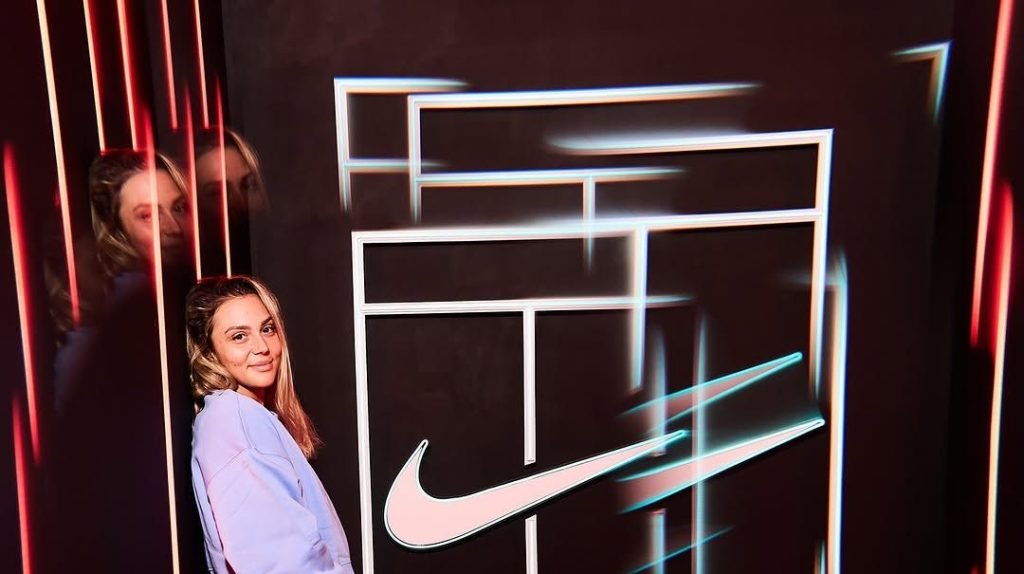 Jaqueline Cristian, o forță în ascensiune pe terenul de tenis Jaqueline Cristian, jucătoarea de tenis originară din România, continuă să își depășească limitele, demonstrând că imposibilul nu există pentru ea