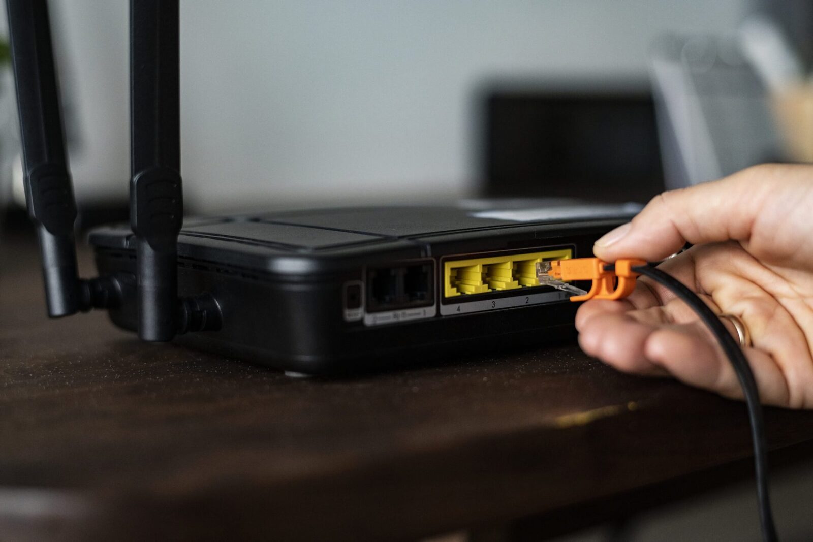 Majoritatea utilizatorilor de internet subestimează modul în care poziționează routerul WiFi în locuință și impactul pe care îl au anumite obiecte din casă asupra semnalului