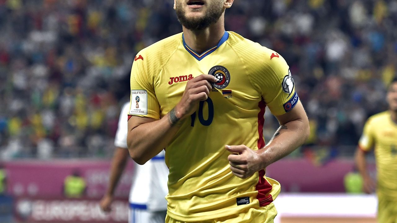 Alexandru Maxim, o alegere strategică pentru naționala României Alexandru Maxim, mijlocașul talentat, a fost inclus în planurile noii selecționeri a echipei naționale de fotbal a României, antrenorul turc Okan Buruk