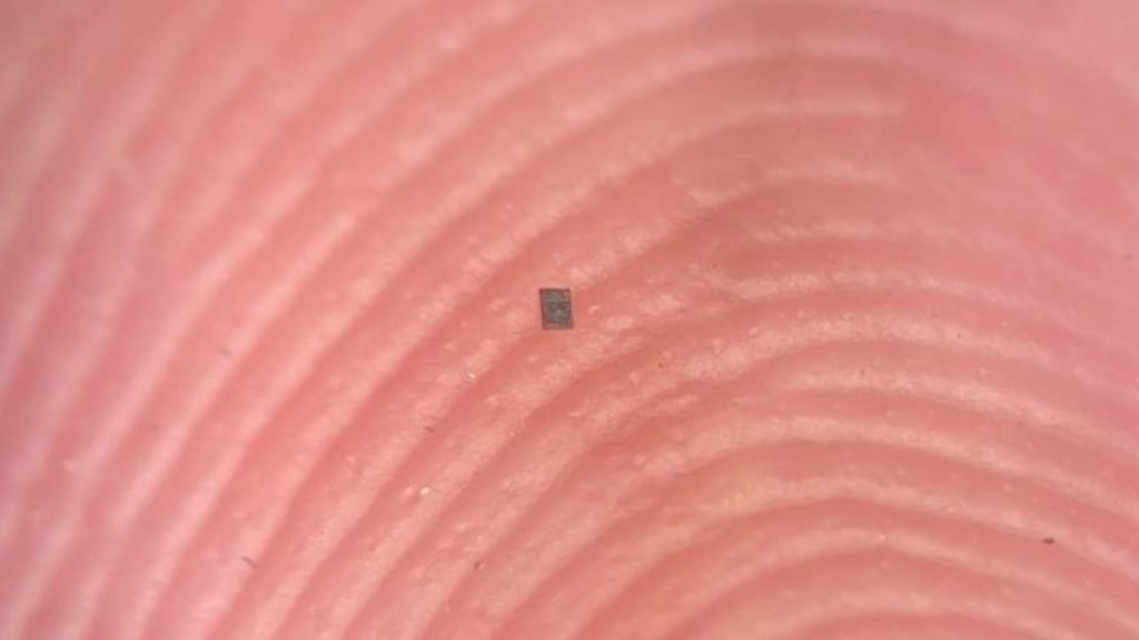 Robot miniatural, mai mic decât un grăunte, revoluționează robotică