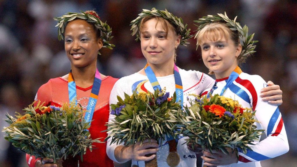 Monica Roșu, vedeta gimnasticii românești, a dezvăluit trăiri și amintiri din carieră în cadrul emisiunii Poveștile Sport.ro În cadrul ultimei ediții a emisiunii Poveștile Sport.ro, fosta mare gimnastă Monica Roșu a demonstrat nu doar pricepere, ci și o sinceritate dezarmantă, răspunzând cu îndemânare la întrebările-fulger adresate de moderator