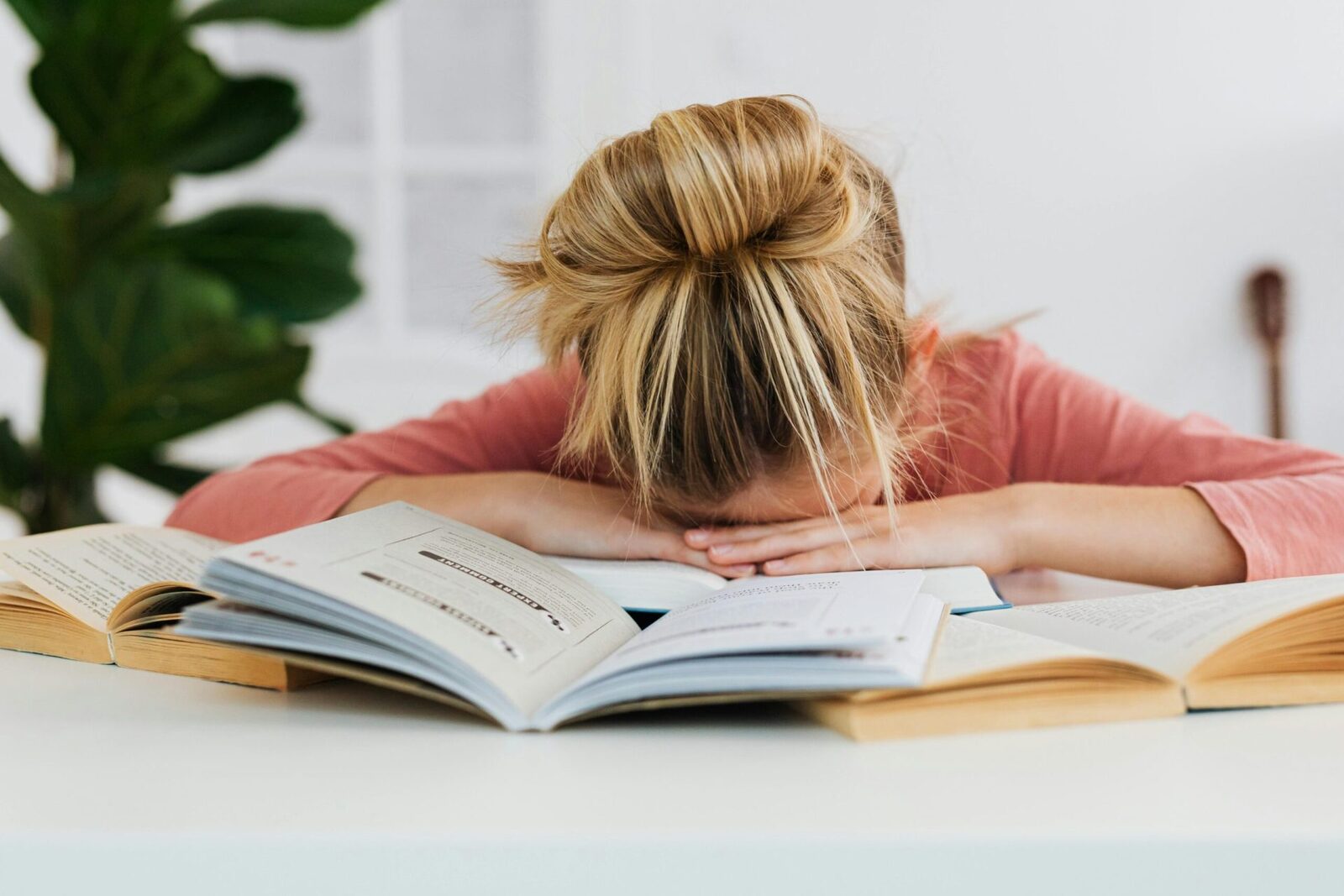 Procrastinarea, un duel zilnic cu propria productivitate, rămâne unul dintre cele mai enigmatice și răspândite obstacole ale zilelor noastre