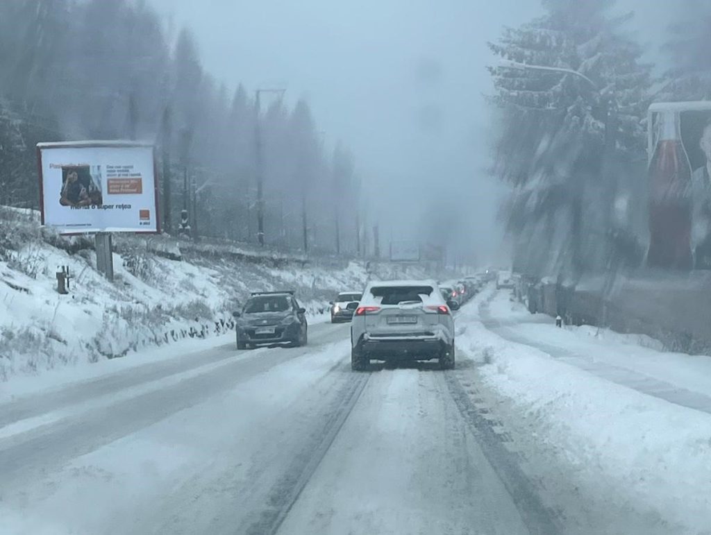 Criza zăpezii în centrul țării: drumuri blocate și mii de șoferi înzăpeziți În noaptea de 3 ianuarie, un val de ninsori abundente a răsturnat destinul traficului din centrul României, provocând întârzieri și blocaje pe principalele artere rutiere