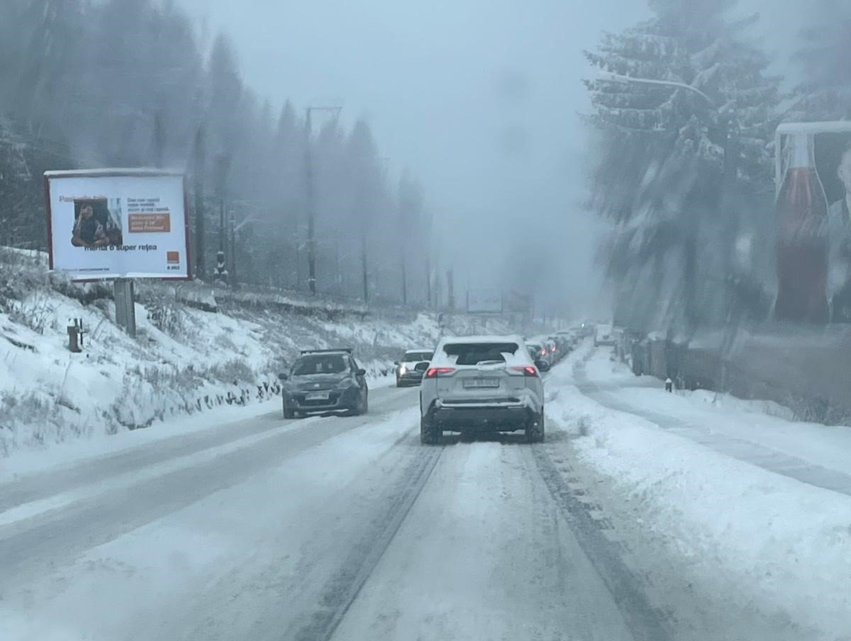 Ninsoare puternică în centrul țării, trafic blocat pe DN1 și în județele Brașov, Sibiu, Covasna, Harghita