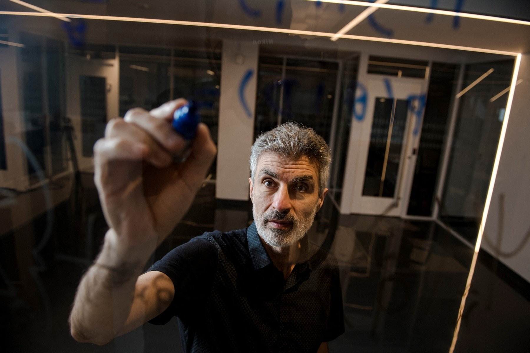 Yoshua Bengio, unul dintre pionierii în domeniul învățării automate moderne și laureat al Premiului Turing, a fost timp de ani de zile una dintre cele mai alarmiste și critice voci în privința riscurilor generate de inteligența artificială superinteligentă