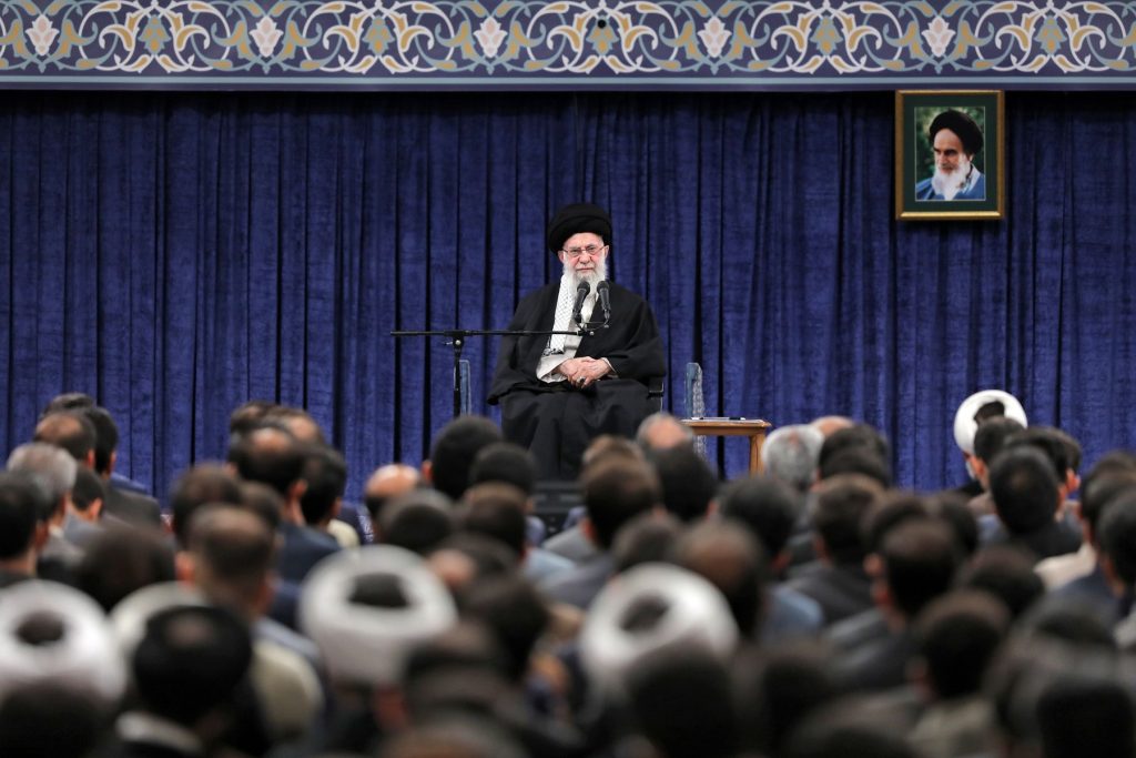 Khamenei recunoaște dificultățile economice din Iran, dar avertizează împotriva revoltelor Liderul suprem al Iranului, ayatollahul Ali Khamenei, a făcut recent o declarație cu privire la protestele masive care zguduie țara de mai bine de două luni, recunoscând anumite revendicări economice exprimate de manifestanți, dar avertizând în același timp împotriva ceea ce el numește „revolte”