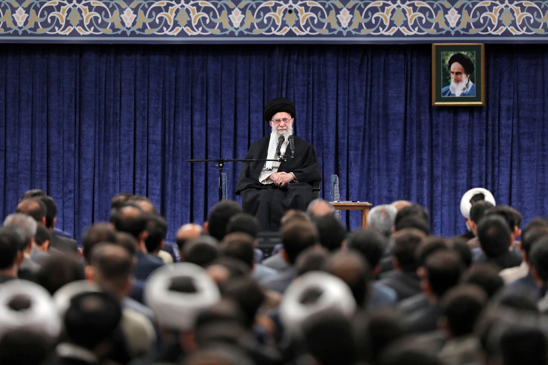 Khamenei recunoaște dificultățile economice din Iran, dar avertizează împotriva revoltelor Liderul suprem al Iranului, ayatollahul Ali Khamenei, a făcut recent o declarație cu privire la protestele masive care zguduie țara de mai bine de două luni, recunoscând anumite revendicări economice exprimate de manifestanți, dar avertizând în același timp împotriva ceea ce el numește „revolte”