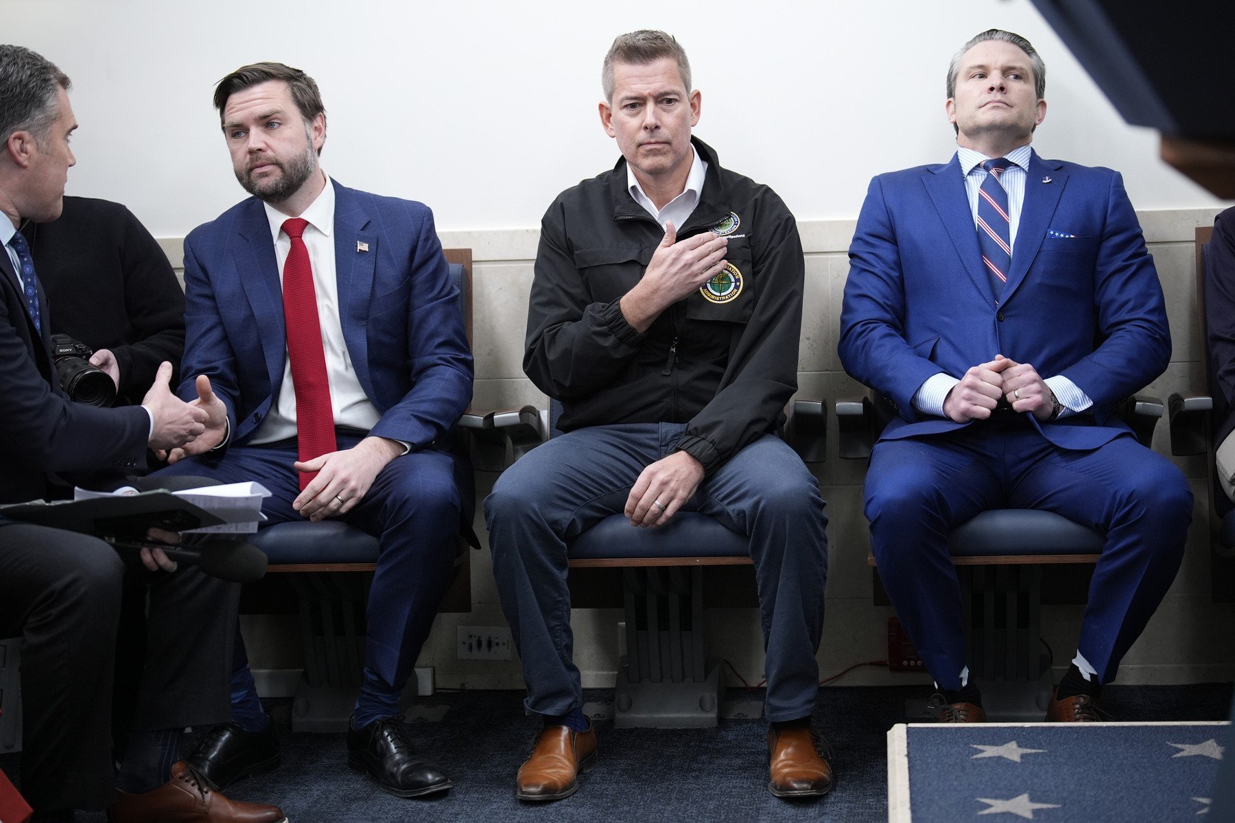 Departamentul pentru Transport al Statelor Unite (DoT) și utilizarea inteligenței artificiale în procesul de redactare a reglementărilor a iscat deja controverse și îngrijorări majore în rândul specialiștilor și angajaților implicați, pe măsură ce guvernul american încearcă să integreze tehnologia AI în sistemul său birocratic